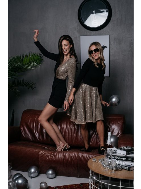 Fekete ruha, félig flitteres anyagból készült felsőrésszel.