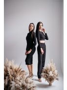 Egy igazán nőies, szűk szabású fekete színű midi ruha.