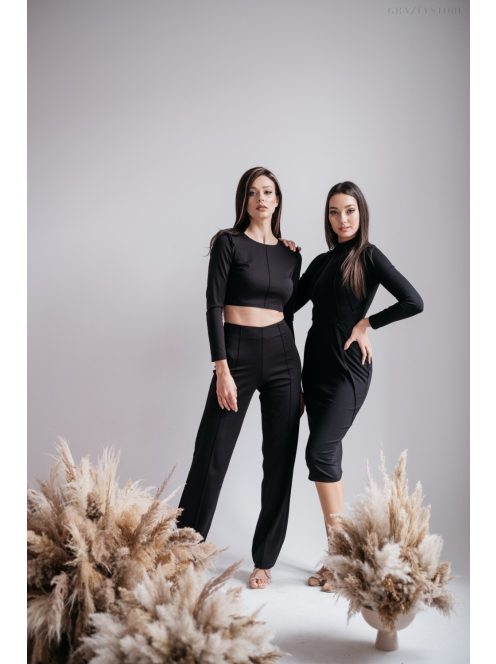 Egyszerű és elegáns hosszú ujjú, fekete crop-top.
