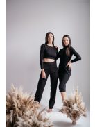Egyszerű és elegáns hosszú ujjú, fekete crop-top.