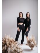 Egyszerű és elegáns hosszú ujjú, fekete crop-top.