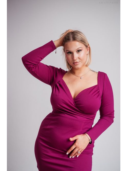 Egy igazán nőies, magenta színben készült mini ruha, melyet az őszi-téli időszaknak kedvező hosszú u