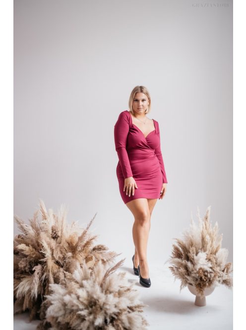 Egy igazán nőies, magenta színben készült mini ruha, melyet az őszi-téli időszaknak kedvező hosszú u