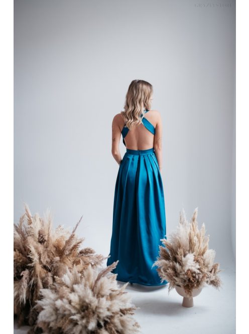 Petrolkék szatén maxi ruha aszimmetrikus szoknyarésszel.
