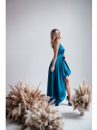 Petrolkék szatén maxi ruha aszimmetrikus szoknyarésszel.