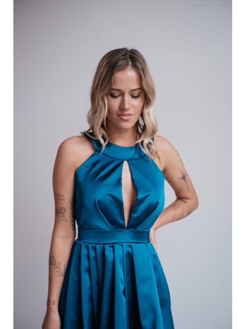 Petrolkék szatén maxi ruha aszimmetrikus szoknyarésszel.