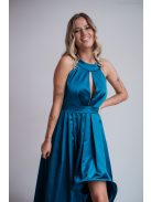 Petrolkék szatén maxi ruha aszimmetrikus szoknyarésszel.
