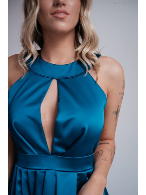 Petrolkék szatén maxi ruha aszimmetrikus szoknyarésszel.