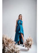 Petrolkék szatén maxi ruha aszimmetrikus szoknyarésszel.