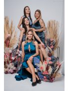 Petrolkék szatén maxi ruha aszimmetrikus szoknyarésszel.