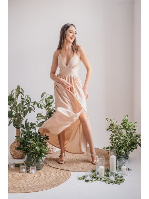 Emma - V-kivágású make-up színű elasztikus anyagú ruha különleges hátrésszel