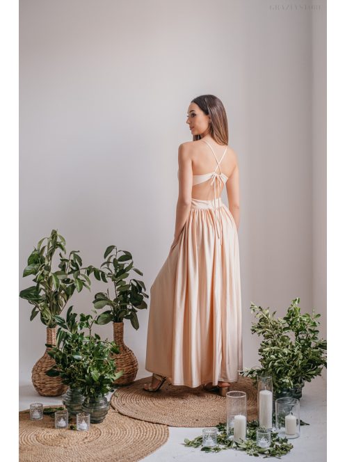 V kivágású, elasztikus anyagból készült, pezsgő színű maxi ruha. 