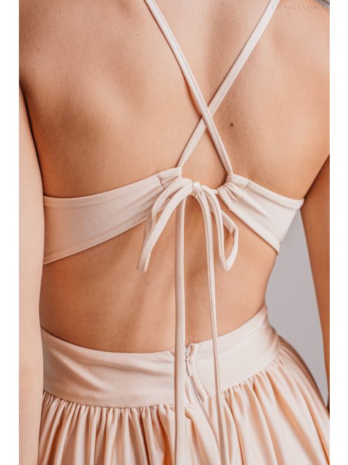 Emma - V-kivágású make-up színű elasztikus anyagú ruha különleges hátrésszel