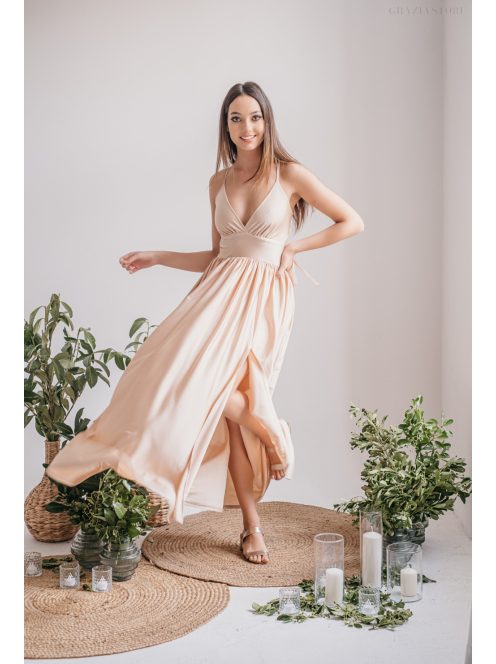 Emma - V-kivágású make-up színű elasztikus anyagú ruha különleges hátrésszel