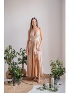 Emma - V-kivágású make-up színű elasztikus anyagú ruha különleges hátrésszel