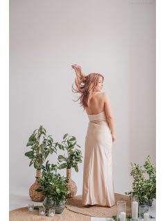 V-kivágású szűk fazonú make-up színű ruha elasztikus anyagból.