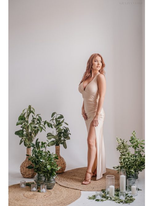 Szabina – V-kivágású szűk fazonú make-up színű ruha elasztikus anyagból 