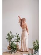 Szabina – V-kivágású szűk fazonú make-up színű ruha elasztikus anyagból 