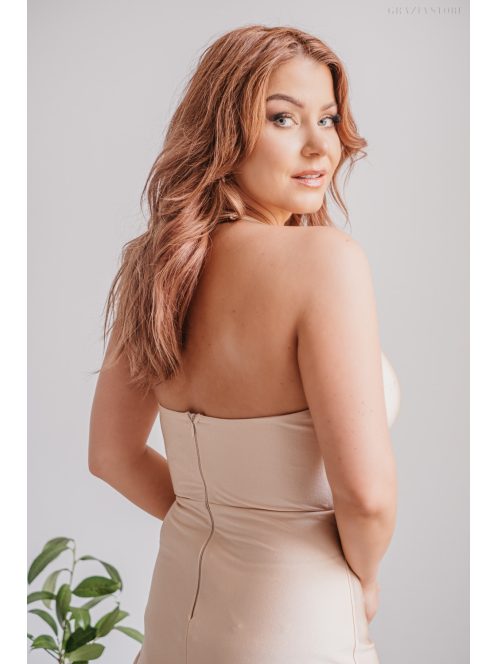 Szabina – V-kivágású szűk fazonú make-up színű ruha elasztikus anyagból 