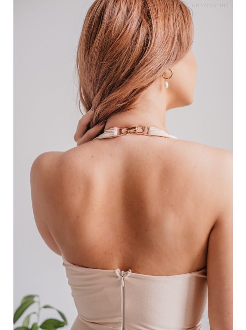 Szabina – V-kivágású szűk fazonú make-up színű ruha elasztikus anyagból 