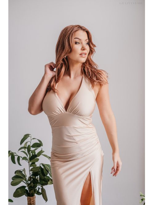 Szabina – V-kivágású szűk fazonú make-up színű ruha elasztikus anyagból 