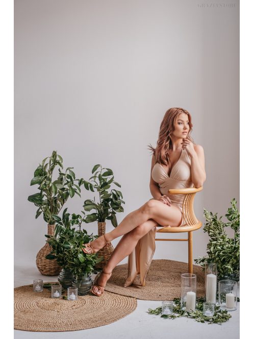 Szabina – V-kivágású szűk fazonú make-up színű ruha elasztikus anyagból 