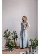 Átlapolt mellrészű zöld maxi ruha rövid ujjakkal elasztikus anyagból.