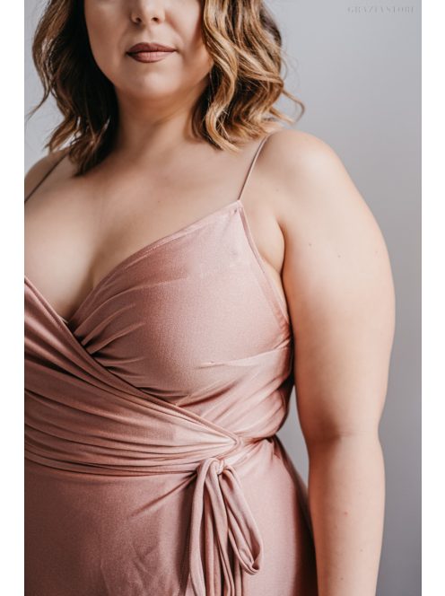 Vékony pántos átlapolós alkalmi ruha ruha aszimmetrikus szoknyával.