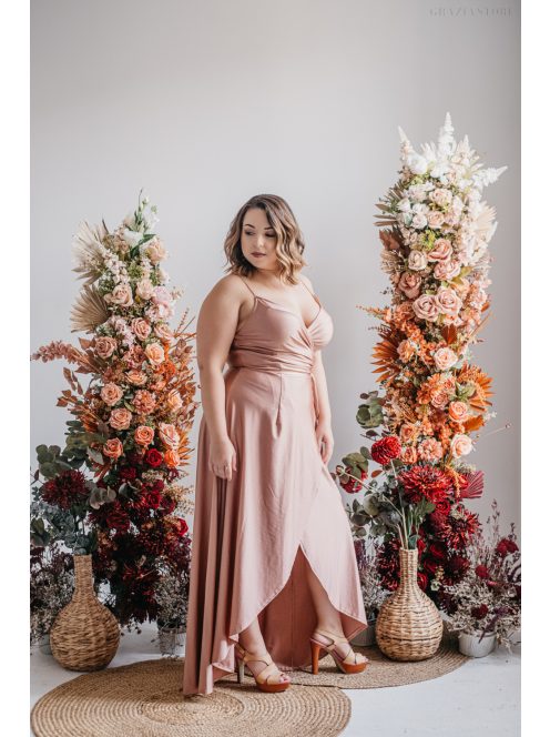 Vékony pántos átlapolós alkalmi ruha ruha aszimmetrikus szoknyával.