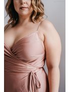 Vékony pántos átlapolós alkalmi ruha ruha aszimmetrikus szoknyával.