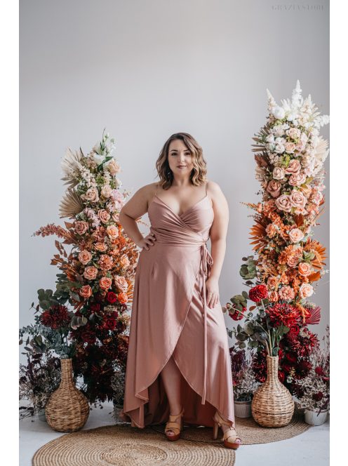 Vékony pántos átlapolós alkalmi ruha ruha aszimmetrikus szoknyával.