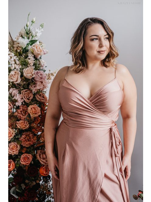 Vékony pántos átlapolós alkalmi ruha ruha aszimmetrikus szoknyával.