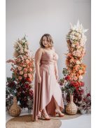 Vékony pántos átlapolós alkalmi ruha ruha aszimmetrikus szoknyával.