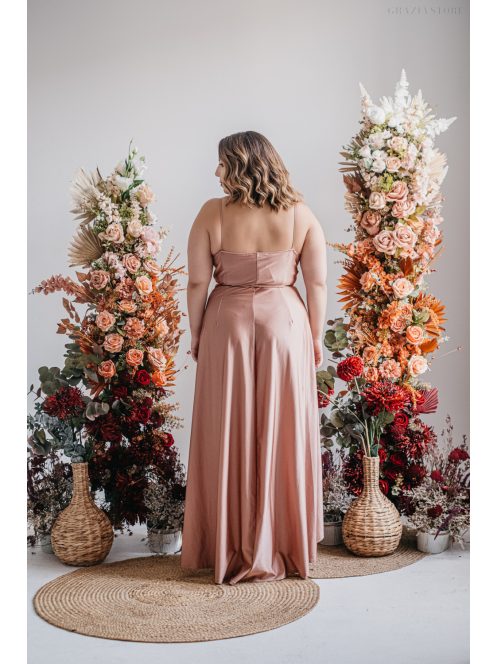 Vékony pántos átlapolós alkalmi ruha ruha aszimmetrikus szoknyával.