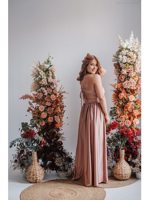V-kivágású coffee-cream színű alkalmi ruha különleges hátrésszel.