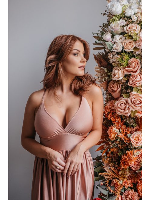 Emma - V-kivágású coffee-cream színű elasztikus anyagú ruha különleges hátrésszel