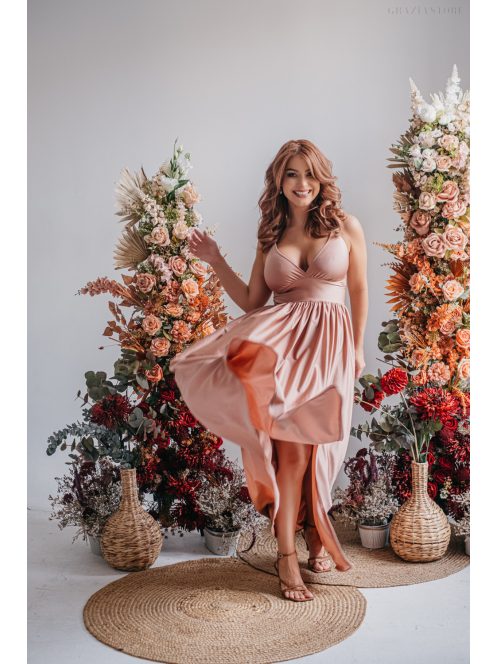 Emma - V-kivágású coffee-cream színű elasztikus anyagú ruha különleges hátrésszel