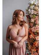 V-kivágású coffee-cream színű alkalmi ruha különleges hátrésszel.