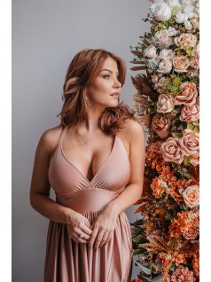   Emma - V-kivágású coffee-cream színű elasztikus anyagú ruha különleges hátrésszel