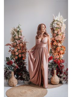   Emma - V-kivágású coffee-cream színű elasztikus anyagú ruha különleges hátrésszel