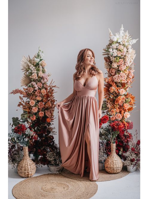 V-kivágású coffee-cream színű alkalmi ruha különleges hátrésszel.