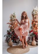 Emma - V-kivágású coffee-cream színű elasztikus anyagú ruha különleges hátrésszel