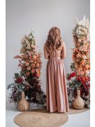 Emma - V-kivágású coffee-cream színű elasztikus anyagú ruha különleges hátrésszel