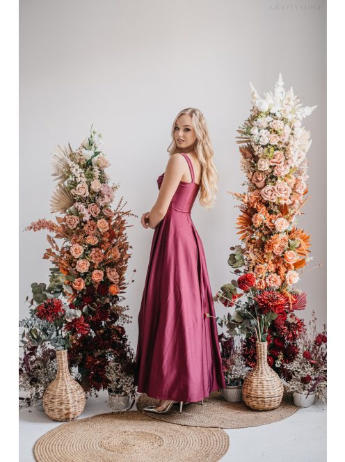 Hasrészén nyitott, szexisen elegáns alkalmi ruha bordó színben. 