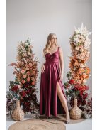 Hasrészén nyitott, szexisen elegáns alkalmi ruha bordó színben. 