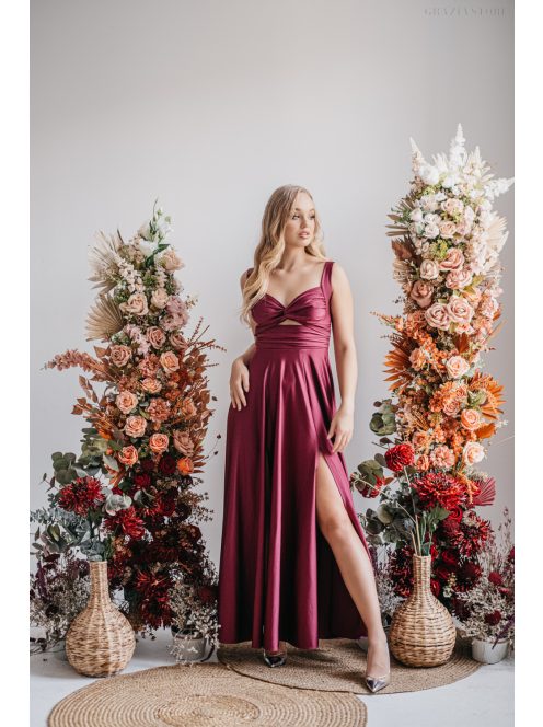 Hasrészén nyitott, szexisen elegáns alkalmi ruha bordó színben. 