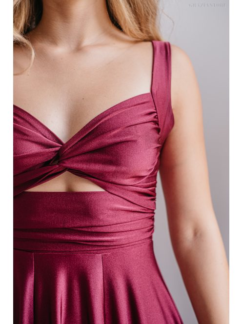 Hasrészén nyitott, szexisen elegáns alkalmi ruha bordó színben. 