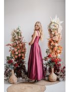 Hasrészén nyitott, szexisen elegáns alkalmi ruha bordó színben. 