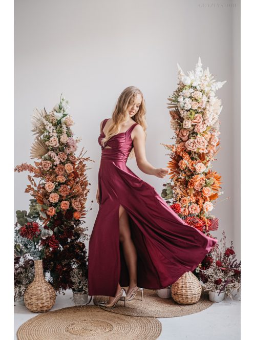 Hasrészén nyitott, szexisen elegáns alkalmi ruha bordó színben. 