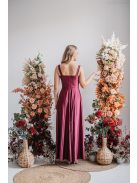 Hasrészén nyitott, szexisen elegáns alkalmi ruha bordó színben. 